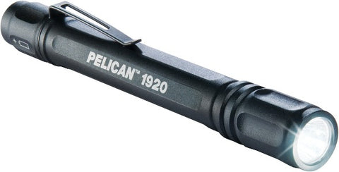 Pelican 1920 Lanterna de Mão, corpo em alumínio aeroespacial, comprimento 140mm, peso com baterias 63g, tempo de bateria mínimo 2hrs 15m e máximo 9hrs 30m, distância do facho de luz mínima 25m e máxima 87m, produto importado