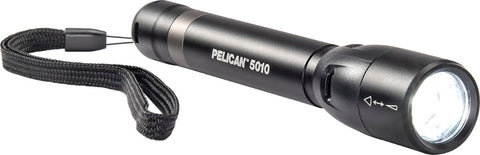 Pelican 5010 Lanterna de Mão, comprimento 159mm, peso com baterias 145g, tempo de bateria mínimo 2hrs 15m e máximo 26hrs, distância do facho de luz mínima 43m e máxima 184 metros, produto importado