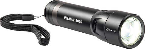 Pelican 5020 Lanterna de Mão, comprimento 149mm, peso com baterias 207g, tempo de bateria mínimo 1hr e máximo 27hrs, distância do facho de luz mínima 44m e máxima 250m, produto importado