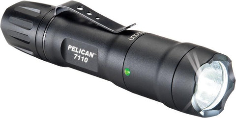 Pelican 7110 Lanterna de Mão Tática, comprimento 118mm, peso com baterias 116g, tempo de bateria mínimo 30m e máximo 11hrs, distância do facho de luz mínima 29m e máxima 112m, produto importado
