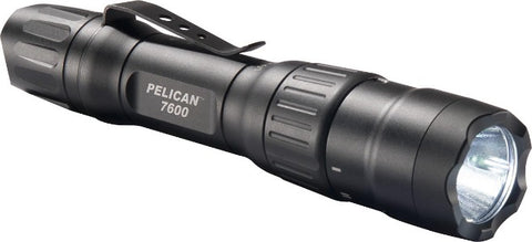 Pelican 7600 Lanterna de Mão Recarregável, comprimento 157mm, peso com baterias 201g, tempo de bateria mínimo 3hrs 15min e máximo 29hrs, distância do facho de luz mínima 44m e máxima 255m, produto importado