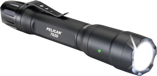 Pelican 7620 Lanterna de Mão Recarregável, comprimento 173mm, peso com baterias 196g, tempo de bateria mínimo 1hr 45m e máximo 13hrs, distância do facho de luz mínima 39m e máxima 139 metros, produto importado