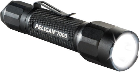 Pelican 7000 Lanterna de Mão Tática, comprimento 135mm, peso com baterias 160g, tempo de bateria mínimo 1hr 30m e máximo 15hrs 45m, distância do facho de luz mínima 75m e máxima 233 metros, produto importado